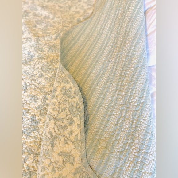 Aqua quilt 100% cotton, true light color. King-Queen Size. EC. Floral & Striped - Picture 11 of 16